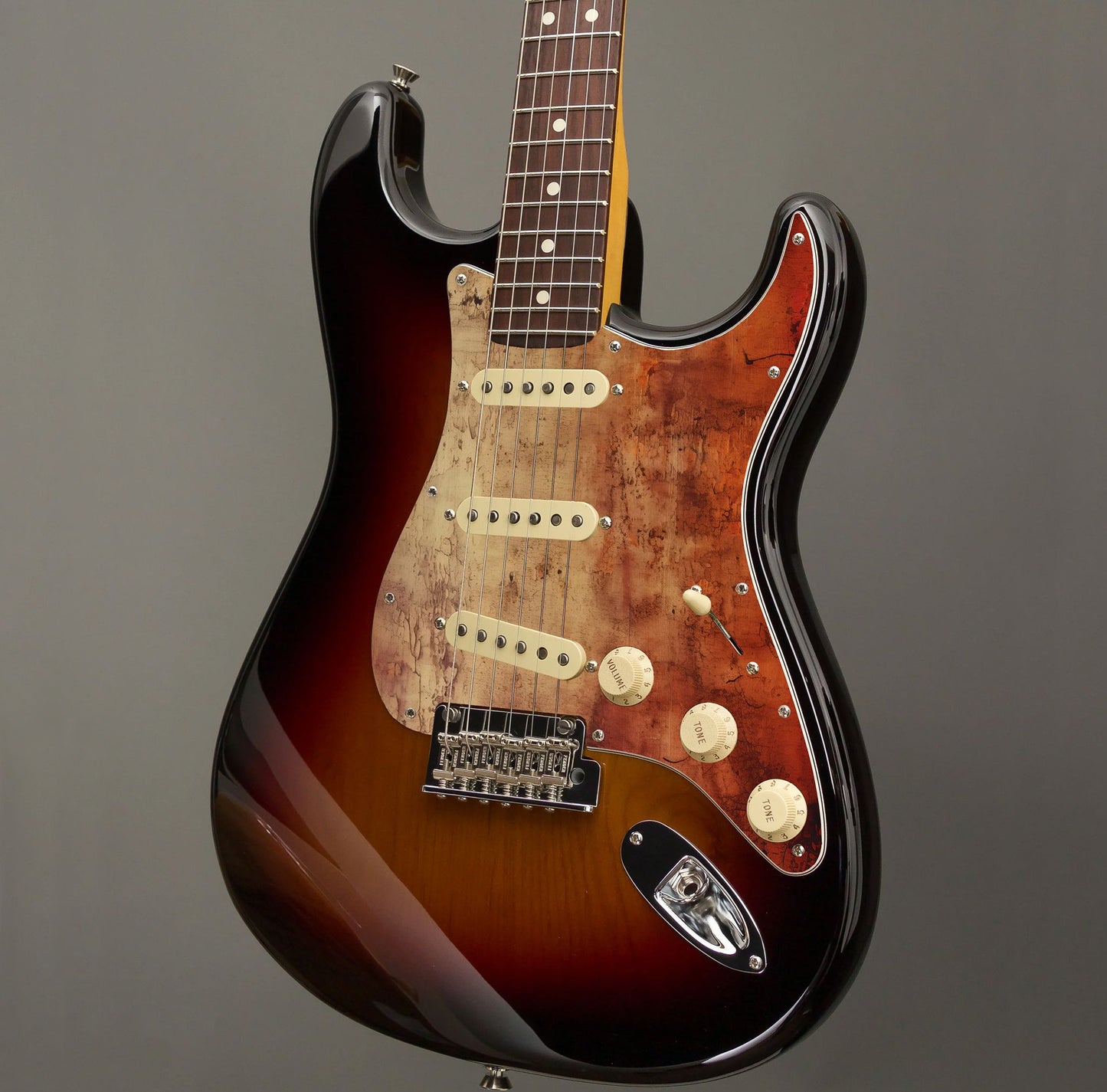 Egyedi Fender Stratocaster gitár koptató repedezett, rozsdaárnyalatú textúrával, mélyvörös és barnás tónusokkal