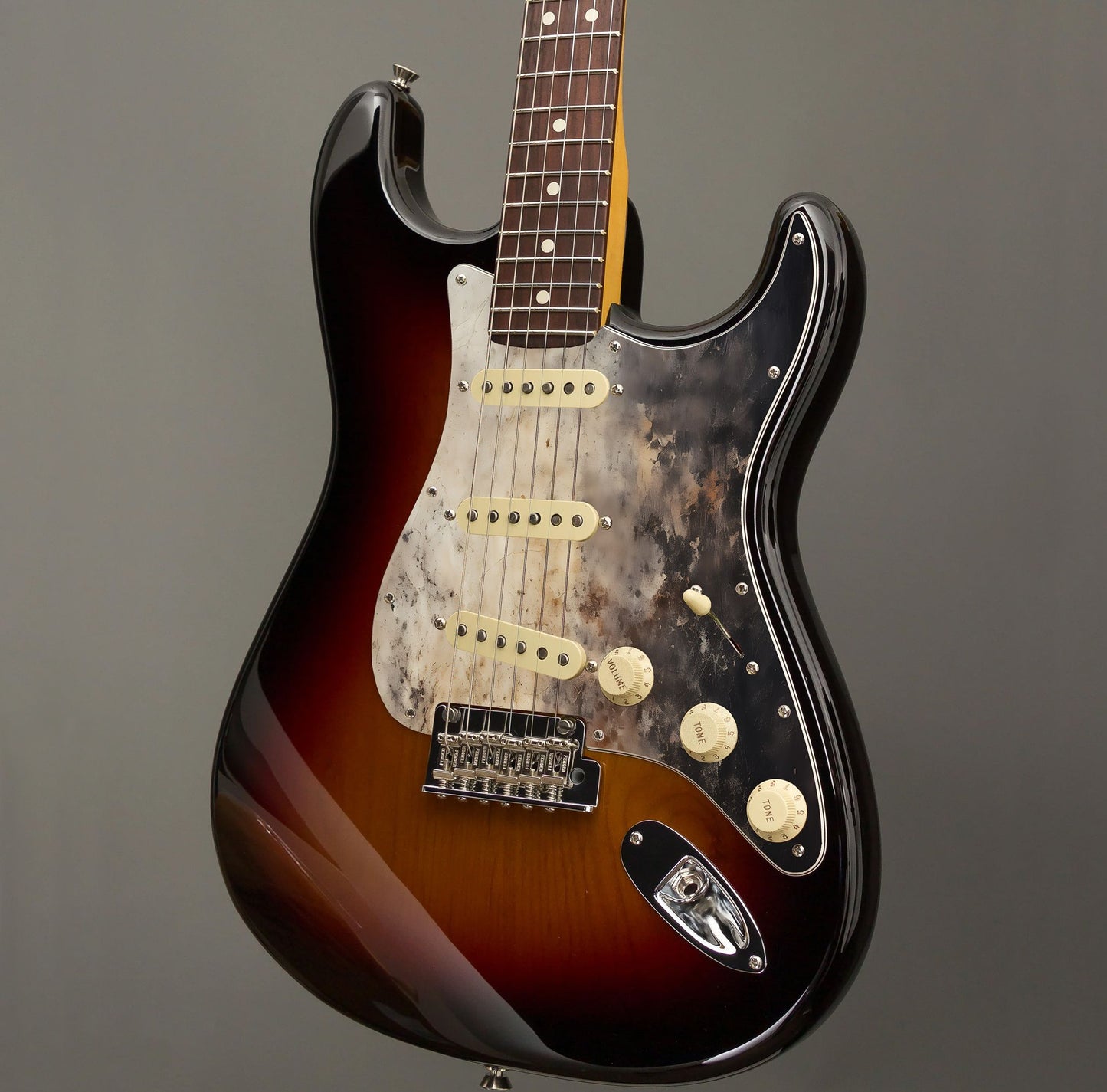 Egyedi Fender Stratocaster gitár koptató füstös hatású textúrával, bézs és fekete árnyalatokkal, valamint finom rozsdafoltokkal