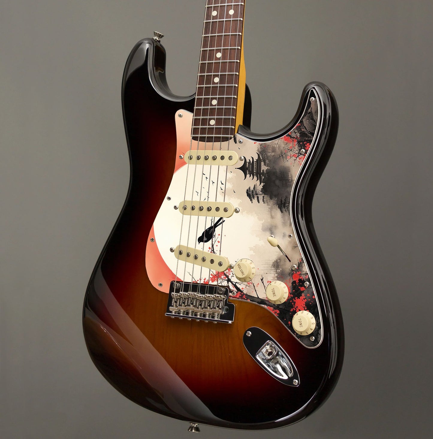 Egyedi Fender Stratocaster gitár koptató vörös virágzó fával, ágon ülő madárral és ködös folyóparti tájképpel a háttérben