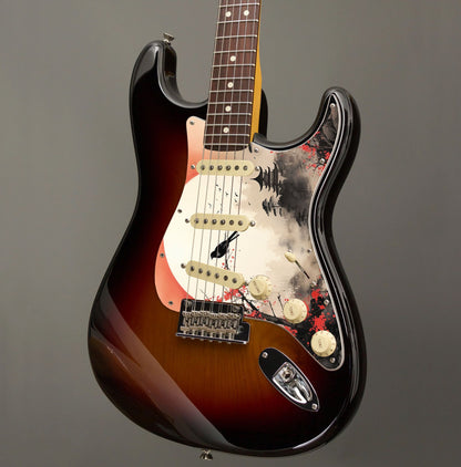 Egyedi Fender Stratocaster gitár koptató vörös virágzó fával, ágon ülő madárral és ködös folyóparti tájképpel a háttérben