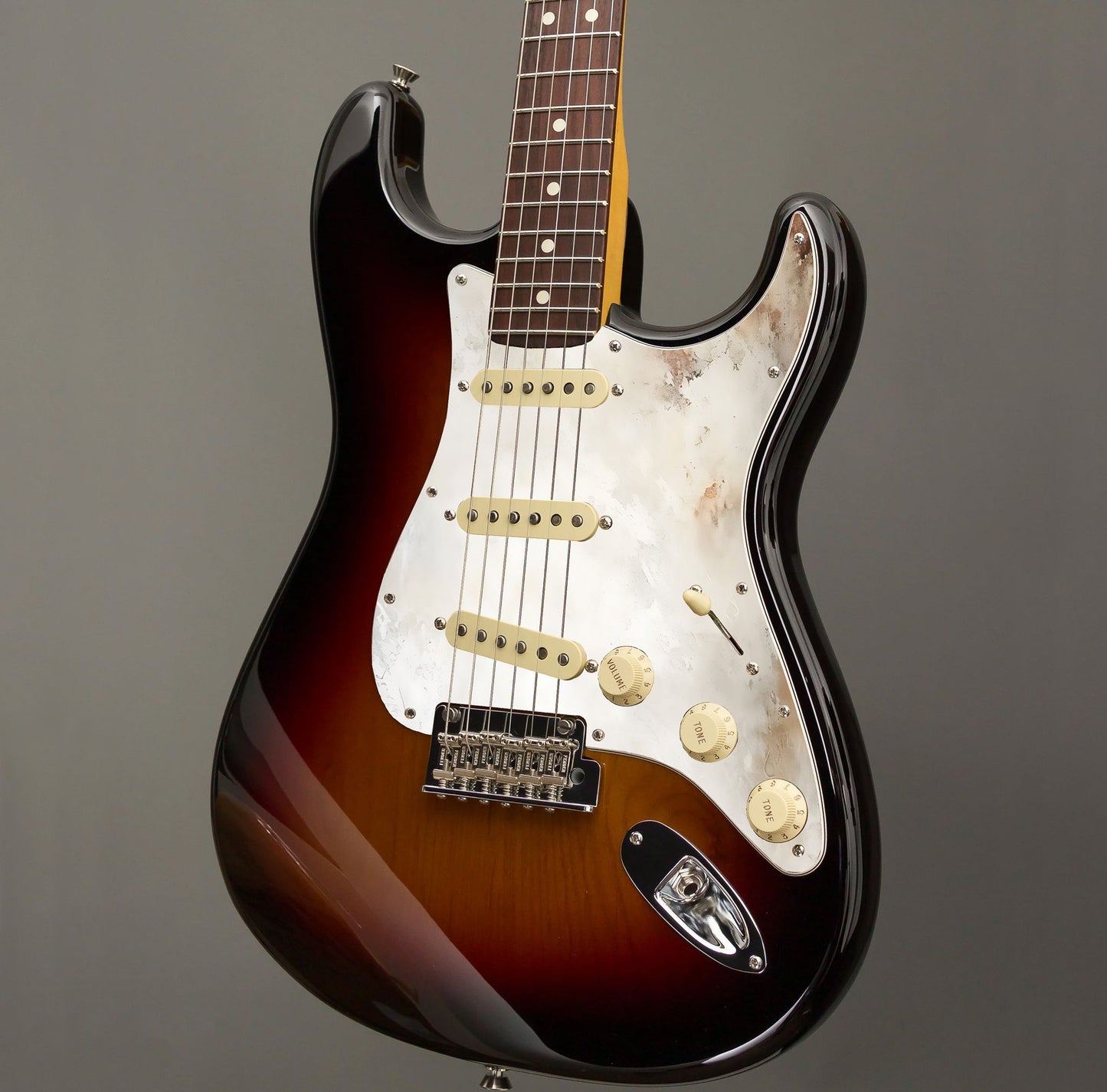 Egyedi Fender Stratocaster gitár koptató matt fehér felülettel, finom rozsda- és kopásnyomokkal a vintage hatásért