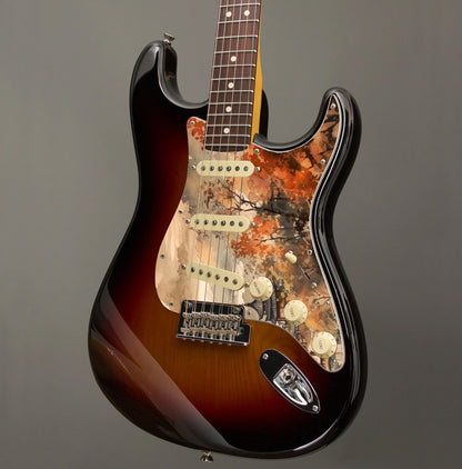 Egyedi Fender Stratocaster gitár koptató őszi színekben pompázó fákkal, hagyományos pagodákkal és ködbe burkolózó hegyekkel