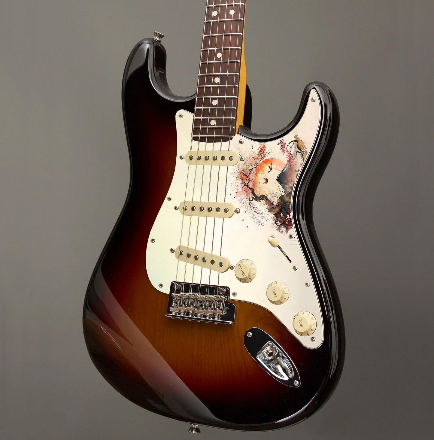 Egyedi Fender Stratocaster gitár koptató ívelt cseresznyefával, távoli hegycsúccsal és naplementében repülő madarakkal