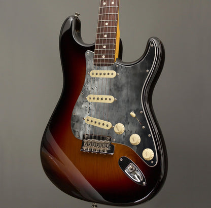 Egyedi Fender Stratocaster gitár koptató sötét, repedezett fémhatású textúrával, matt szürke és fekete árnyalatokkal