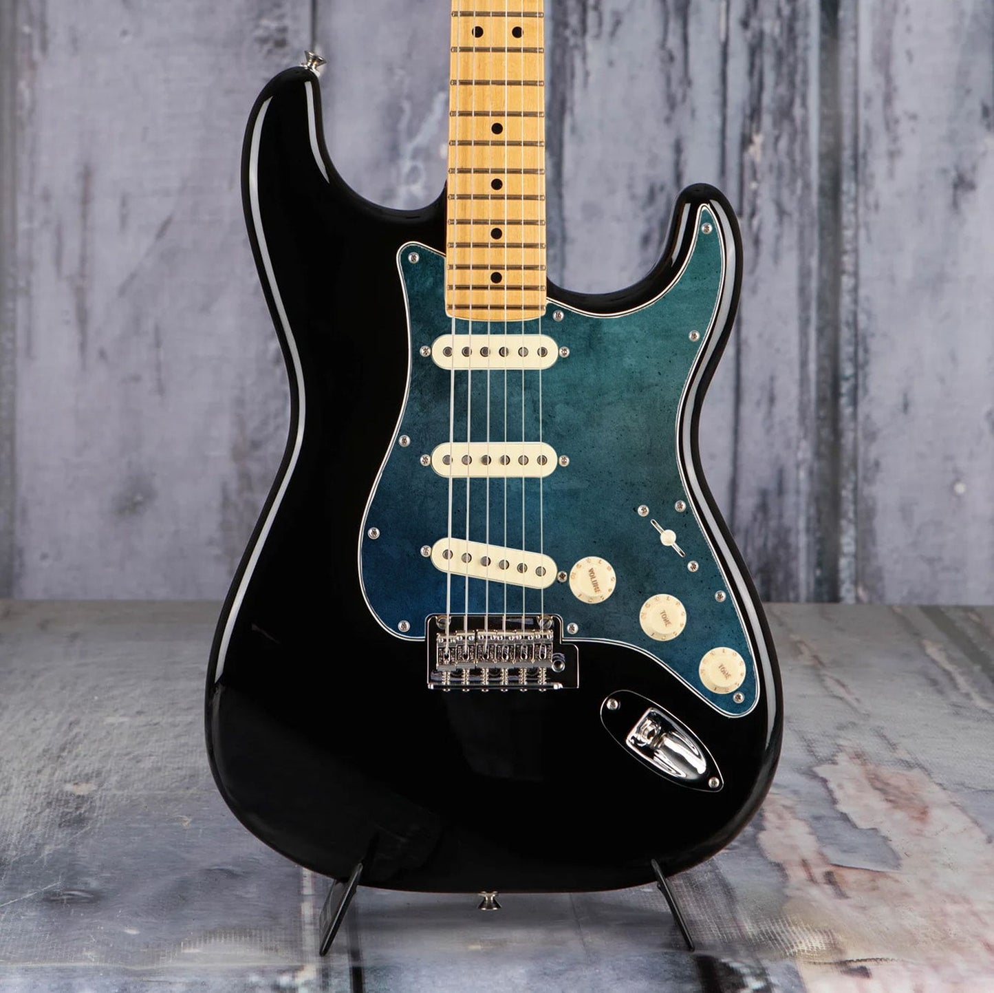 Egyedi Fender Stratocaster gitár koptató, sötétkék tónusokkal, vintage patinás felülettel és karakteres megjelenéssel