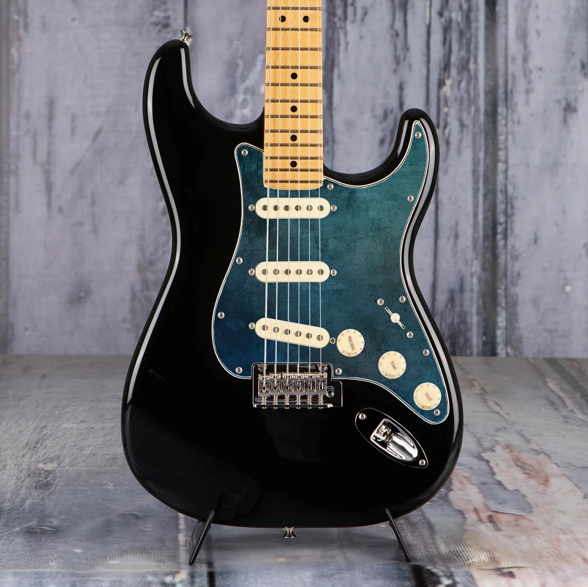 Egyedi Fender Stratocaster gitár koptató, sötétkék tónusokkal, vintage patinás felülettel és karakteres megjelenéssel