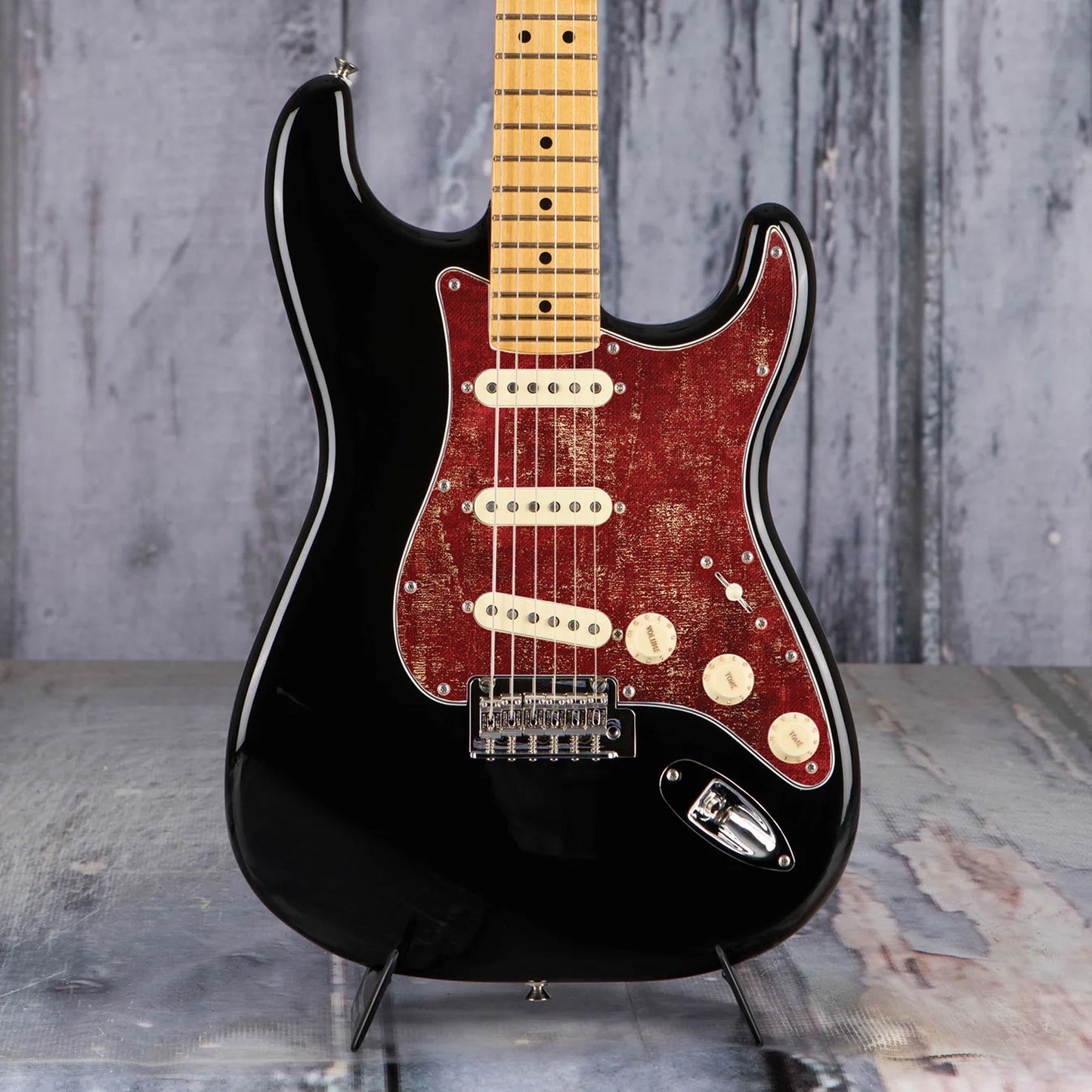 Egyedi Fender Stratocaster gitár koptató mélypiros tónusokkal, vintage hatású felülettel és rusztikus mintázattal