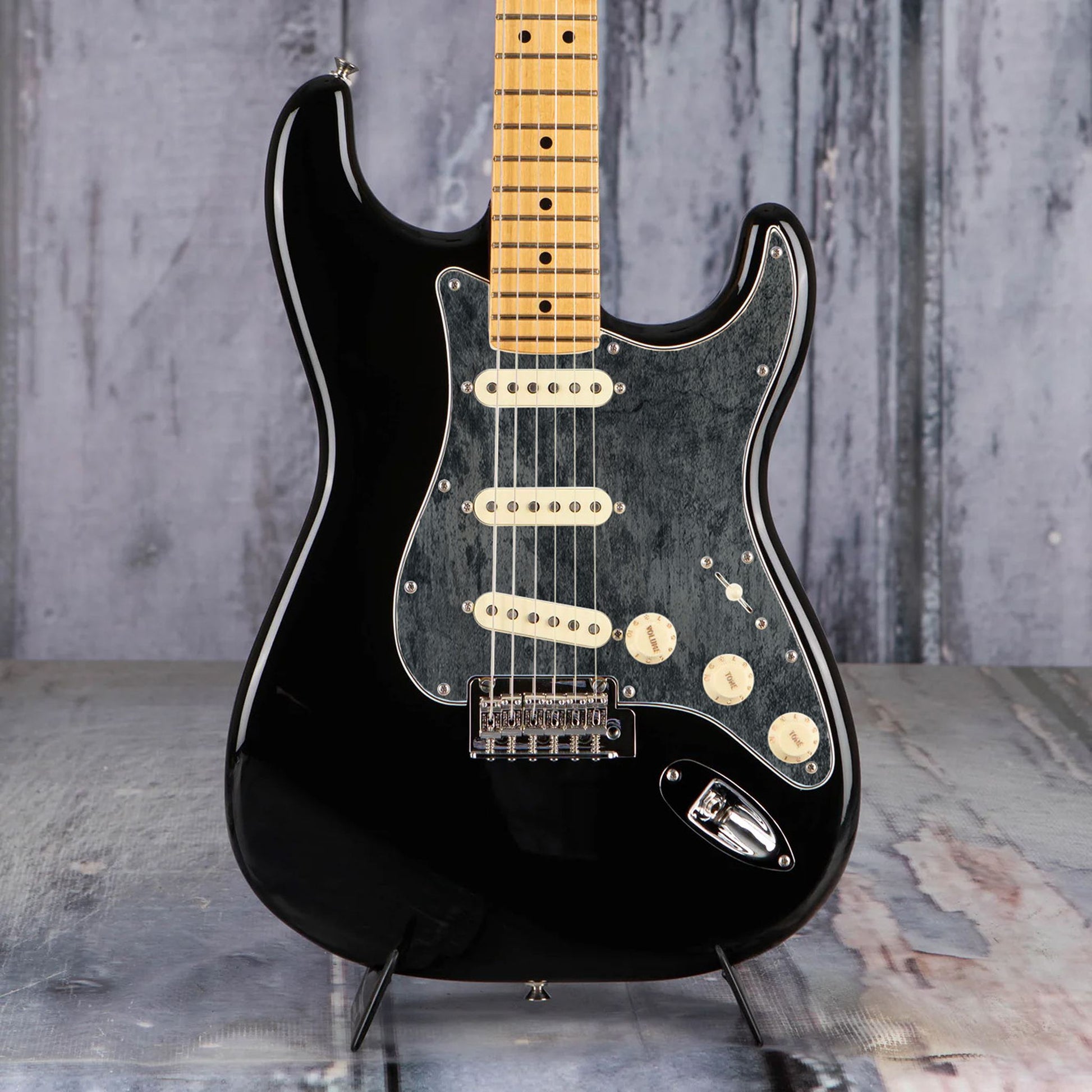 Egyedi Fender Stratocaster gitár koptató grafitszürke tónusokkal, patinás felülettel és finom karcolásokkal