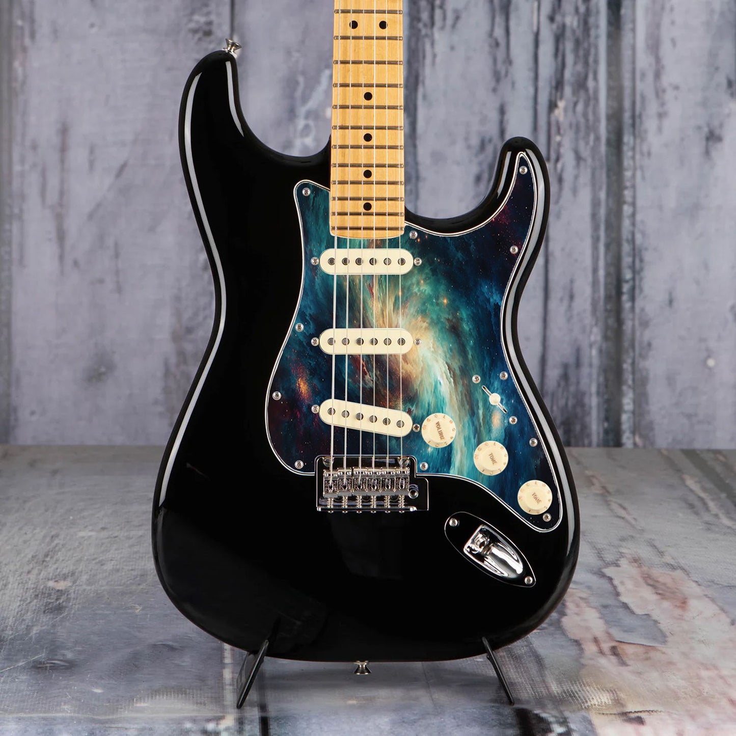 Egyedi Fender Stratocaster gitár koptató örvénylő galaxis mintázattal, mélykék és arany árnyalatokkal, valamint szórtan ragyogó csillagokkal