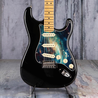 Egyedi Fender Stratocaster gitár koptató örvénylő galaxis mintázattal, mélykék és arany árnyalatokkal, valamint szórtan ragyogó csillagokkal