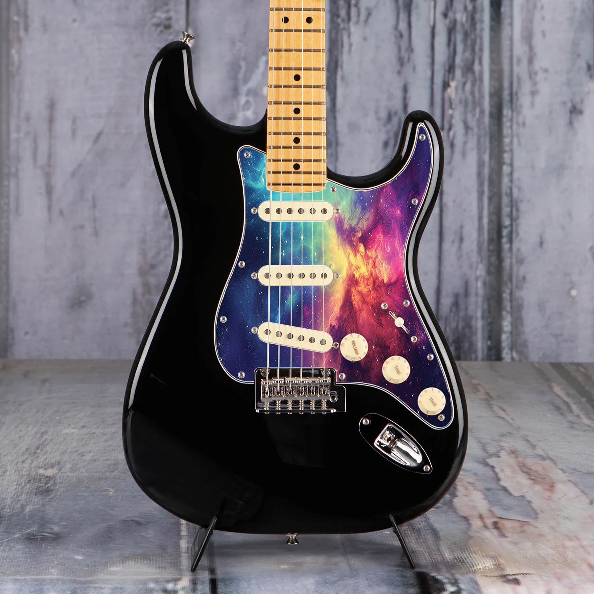Egyedi Fender Stratocaster gitár koptató vibráló galaxis mintázattal, élénk rózsaszín, narancs és kék ködfelhőkkel és csillagokkal