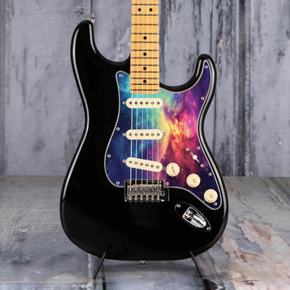 Egyedi Fender Stratocaster gitár koptató vibráló galaxis mintázattal, élénk rózsaszín, narancs és kék ködfelhőkkel és csillagokkal