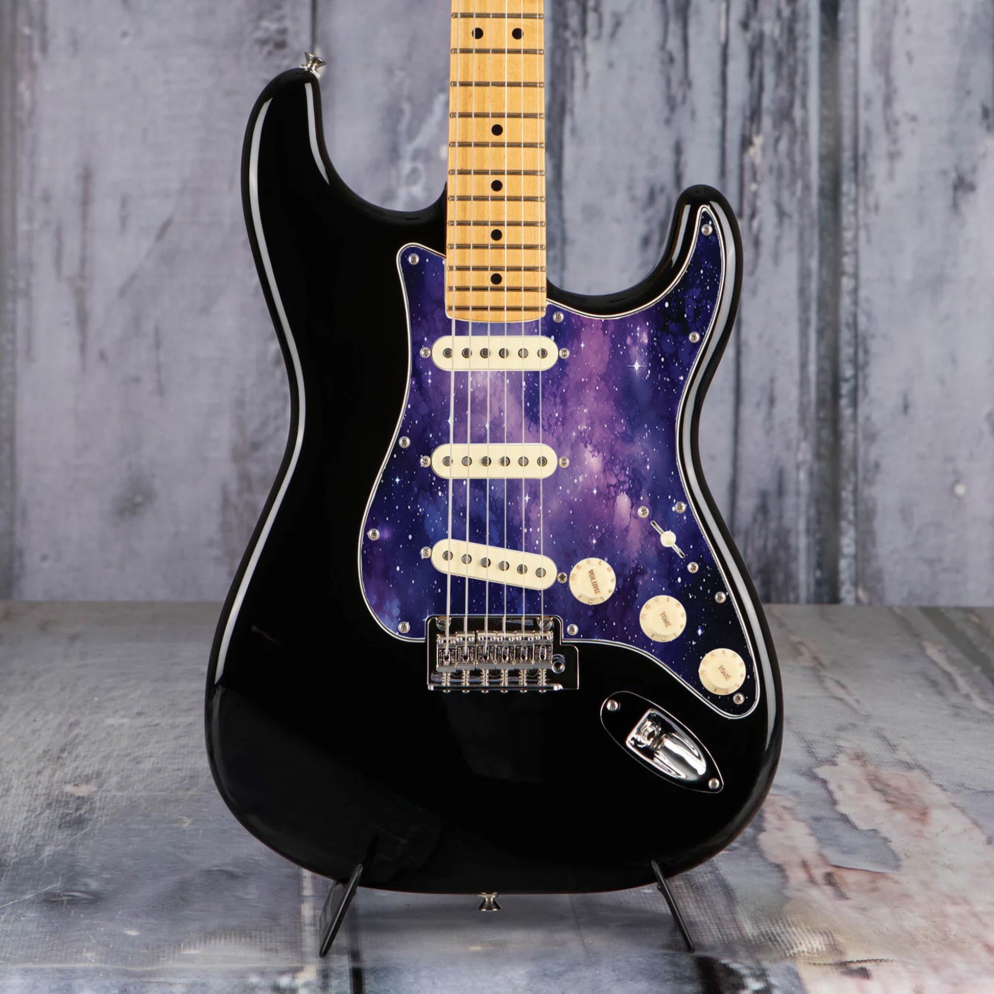 Egyedi Fender Stratocaster pickguard lila galaxis mintázattal, ragyogó csillagokkal és ködös űrhatással a kozmikus megjelenésért