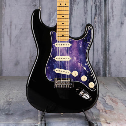 Egyedi Fender Stratocaster pickguard lila galaxis mintázattal, ragyogó csillagokkal és ködös űrhatással a kozmikus megjelenésért
