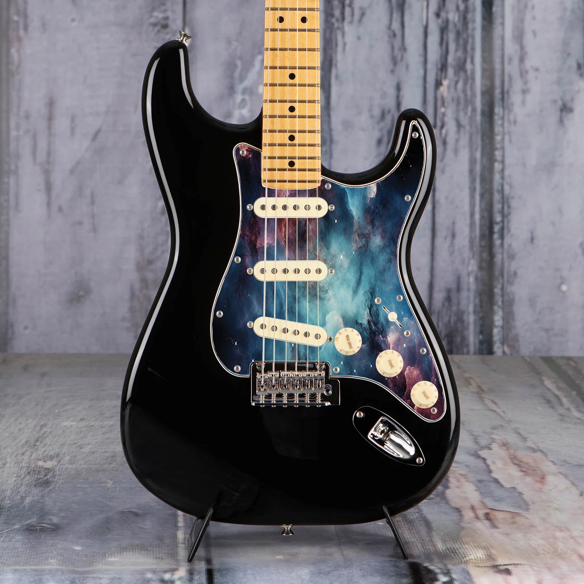 Egyedi Fender Stratocaster gitárkoptató kék és bordó galaxis mintázattal, kavargó ködfelhőkkel és finoman szórt csillagokkal