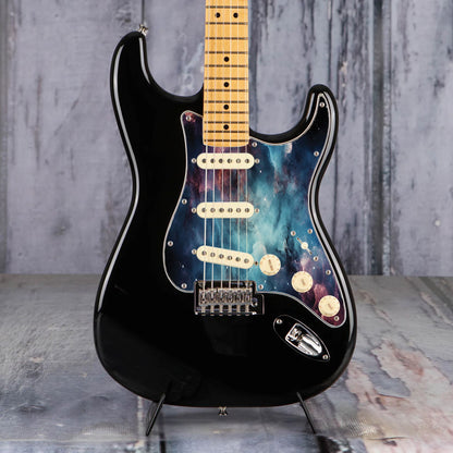 Egyedi Fender Stratocaster gitárkoptató kék és bordó galaxis mintázattal, kavargó ködfelhőkkel és finoman szórt csillagokkal