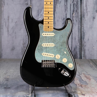 Egyedi Fender Stratocaster gitár koptató, kopottas, patinás megjelenéssel, világoskék és zöld tónusokkal