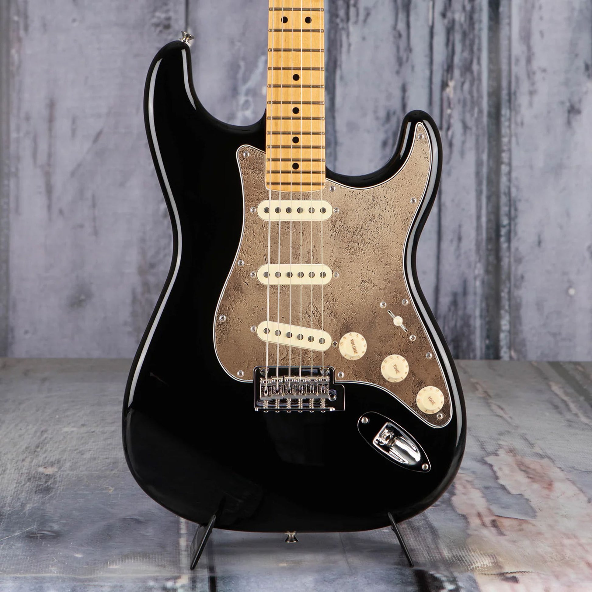 Egyedi Fender Stratocaster gitár koptató rusztikus, aranybarna árnyalatokkal, amely különleges karaktert ad a hangszernek