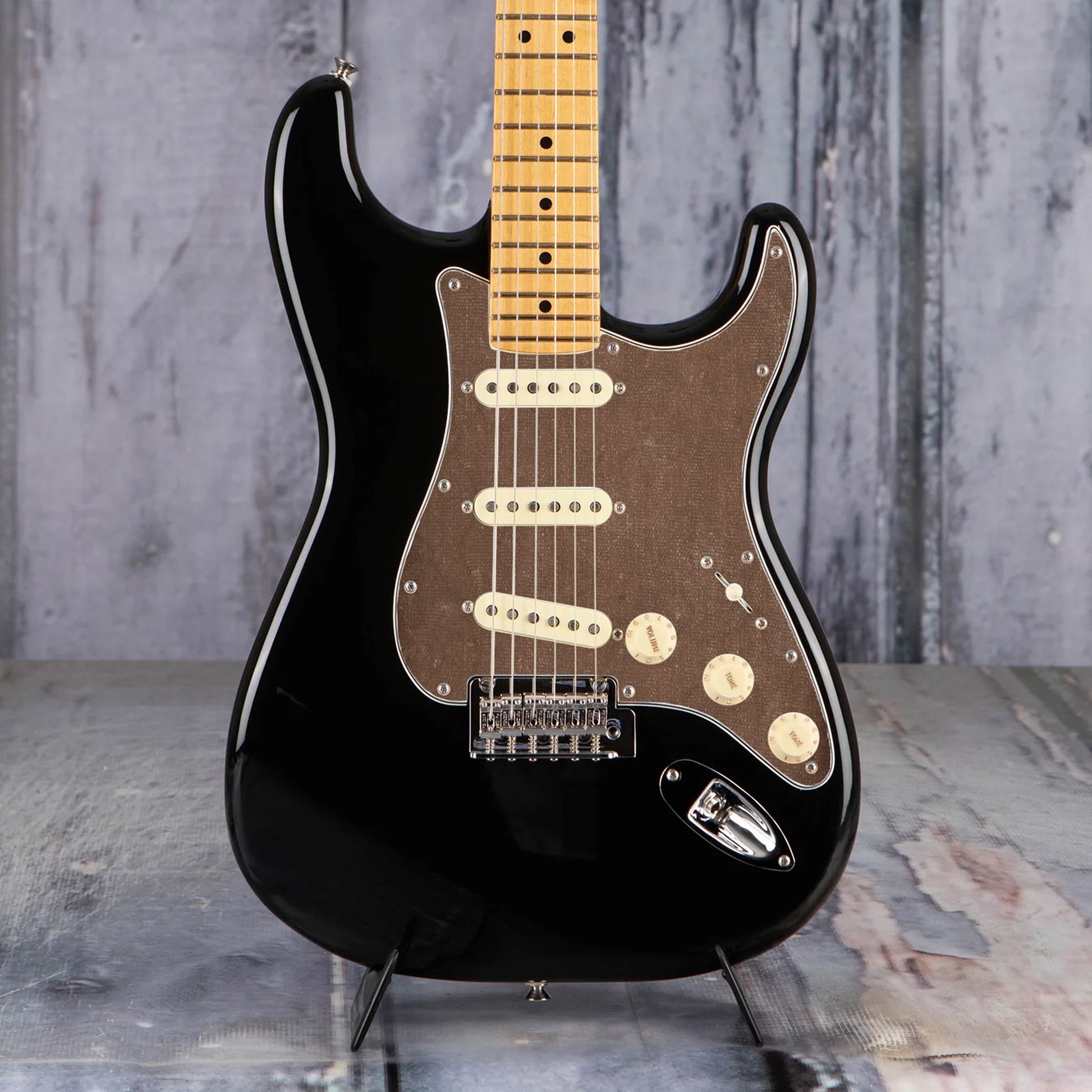 Egyedi Fender Stratocaster gitár koptató sötétszürke vászonhatású textúrával, finom rácsmintázattal és letisztult vintage megjelenéssel