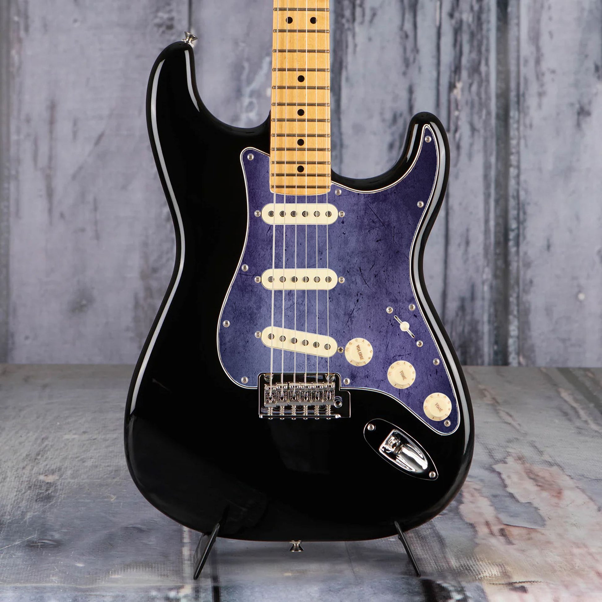 Egyedi Fender Stratocaster gitár koptató mélylila árnyalatokkal, finoman karcos felülettel és visszafogott vintage stílussal