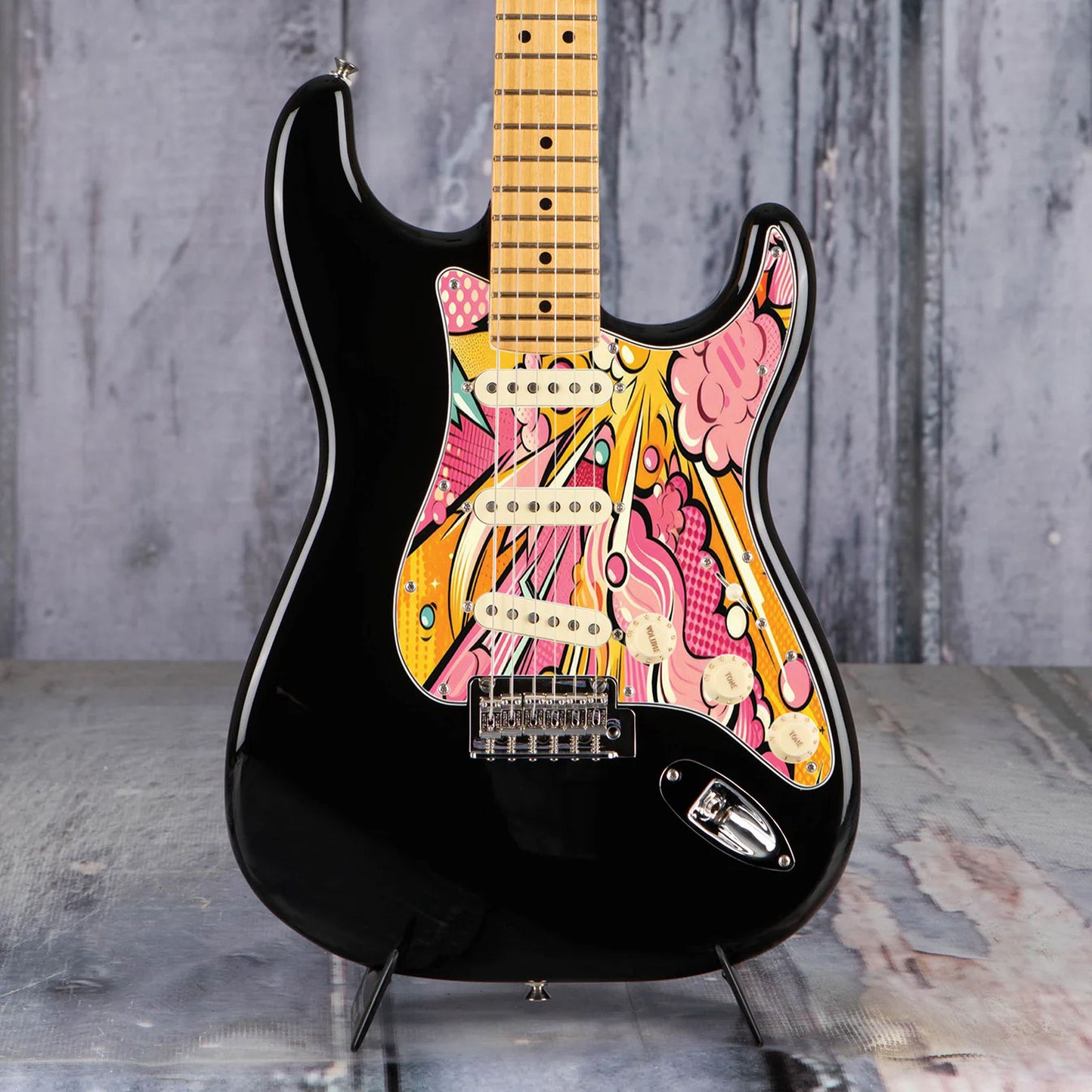 Egyedi Fender Stratocaster gitár koptató képregény ihlette dizájnnal, robbanásszerű formákkal és élénk színekkel