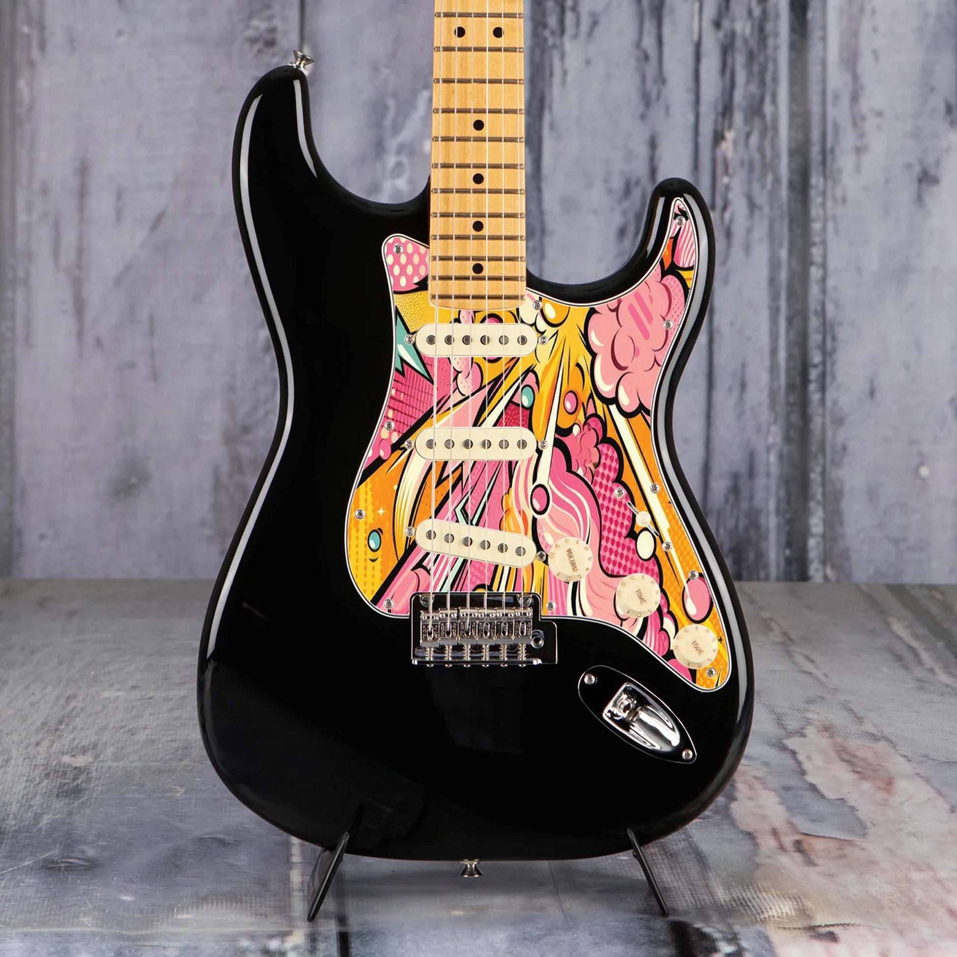 Egyedi Fender Stratocaster gitár koptató képregény ihlette dizájnnal, robbanásszerű formákkal és élénk színekkel