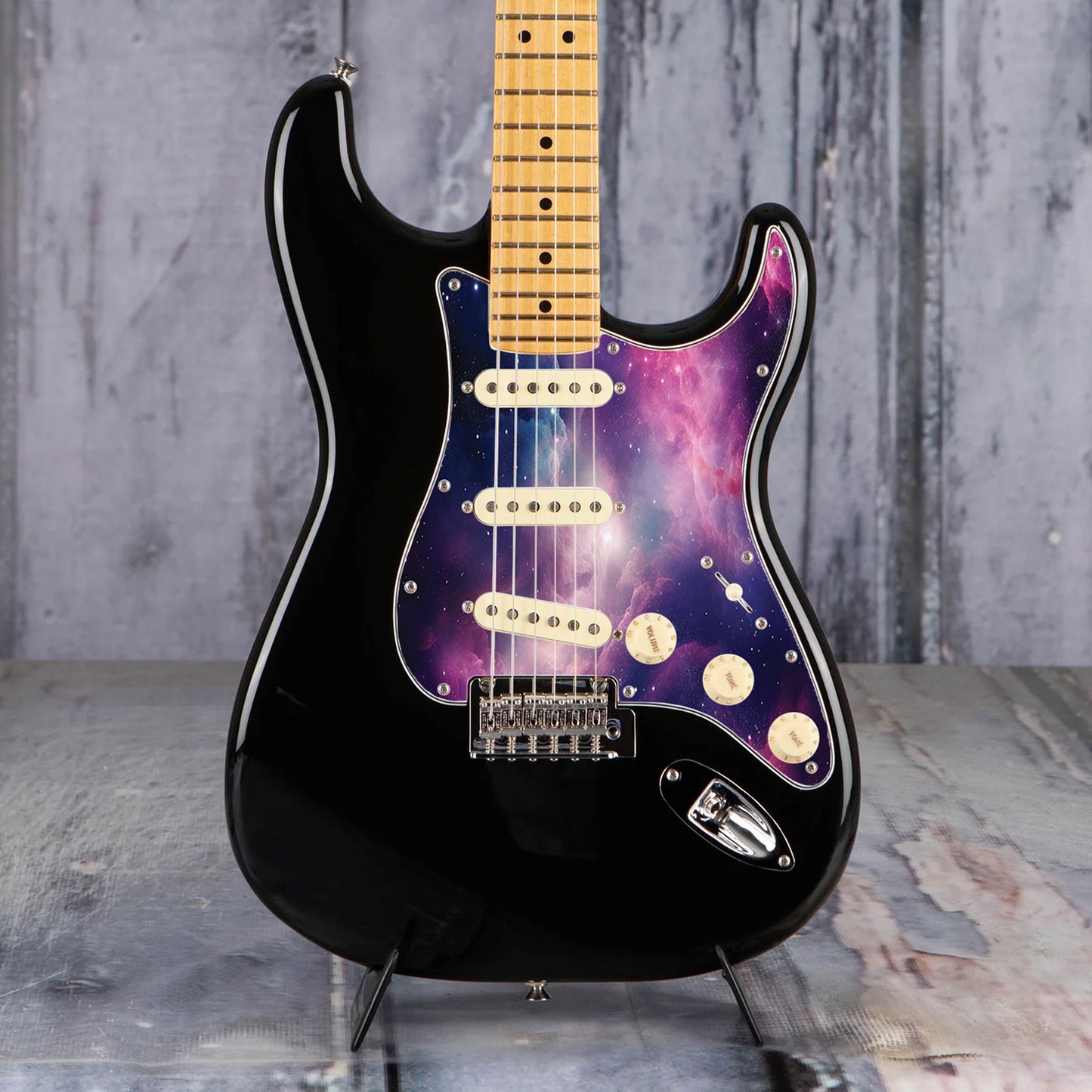 Egyedi Fender Stratocaster gitár koptató látványos galaxis mintázattal, rózsaszínes-lilás ködfelhőkkel és csillagokkal díszített űrhatással