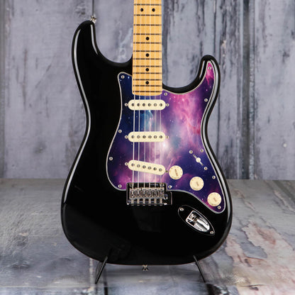 Egyedi Fender Stratocaster gitár koptató látványos galaxis mintázattal, rózsaszínes-lilás ködfelhőkkel és csillagokkal díszített űrhatással