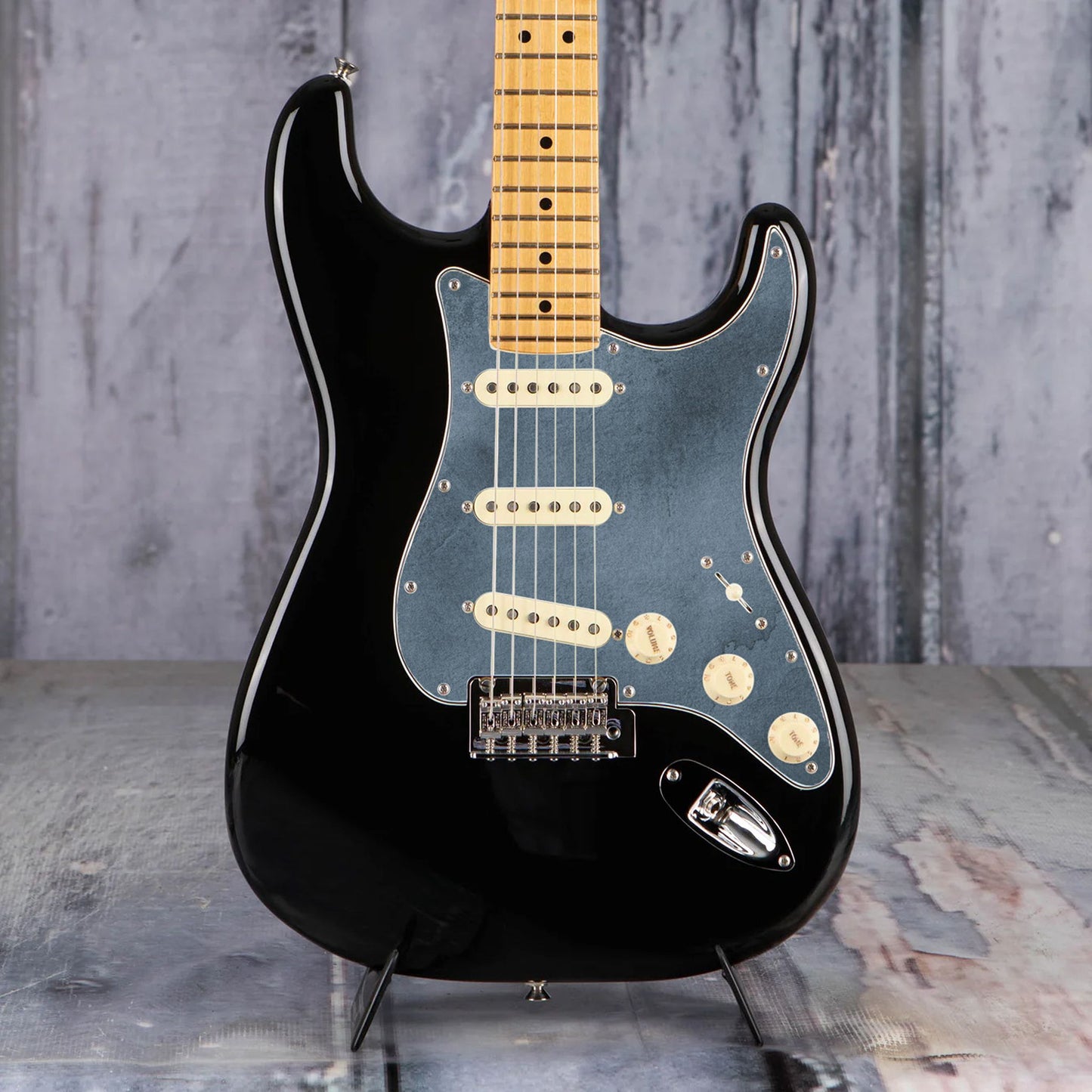 Egyedi Stratocaster gitár koptató mélykék, vintage textúrával, amely különleges kontrasztot ad a hangszernek