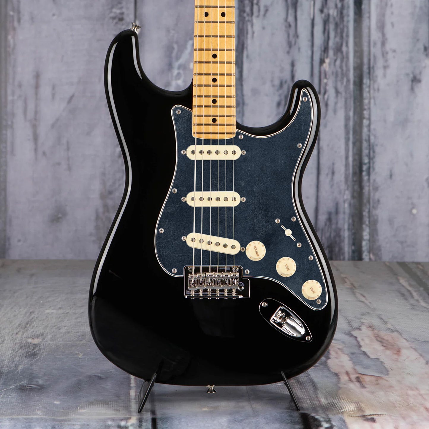 Egyedi Stratocaster gitár koptató fekete, vintage hatású felülettel, amely elegáns és egyedi stílust kölcsönöz