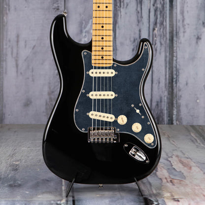 Egyedi Stratocaster gitár koptató fekete, vintage hatású felülettel, amely elegáns és egyedi stílust kölcsönöz