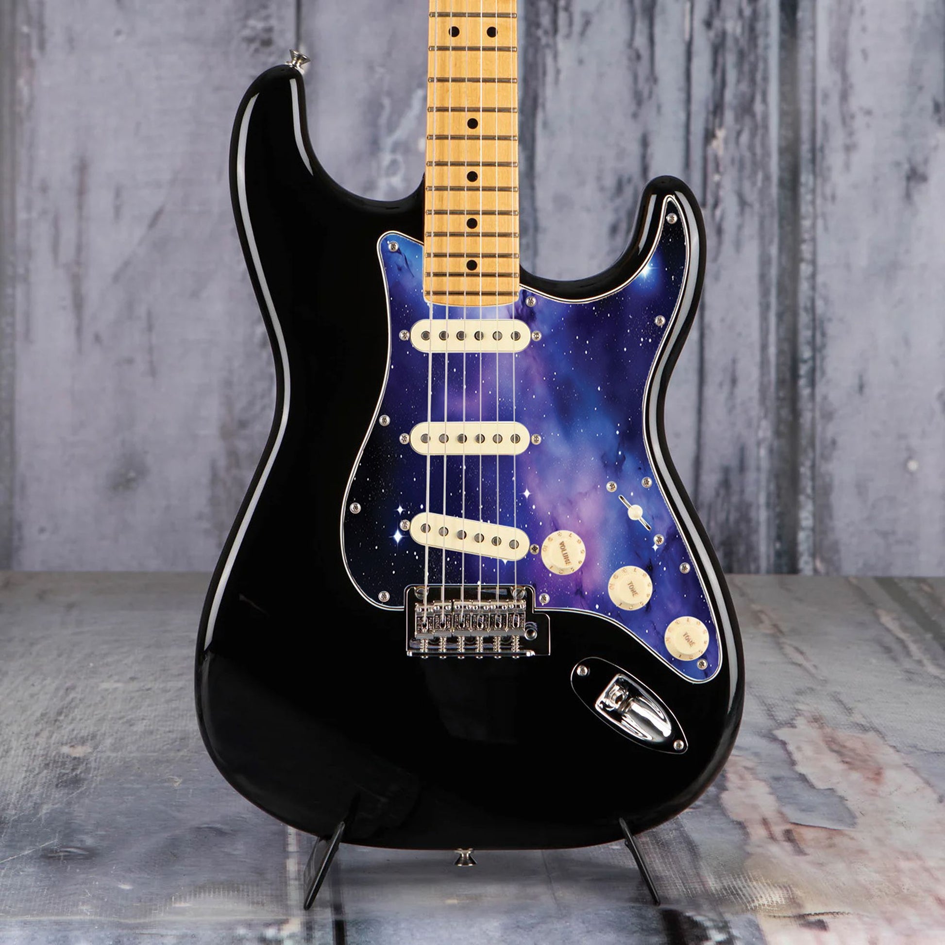 Egyedi Fender Stratocaster gitár koptató lila-kék galaxis mintázattal, ragyogó csillagokkal és ködös űrhatással a kozmikus megjelenésért