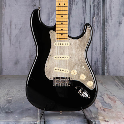 Egyedi Fender Stratocaster gitár koptató világos homokszínű tónusokkal, visszafogott kopásokkal és természetes textúrával