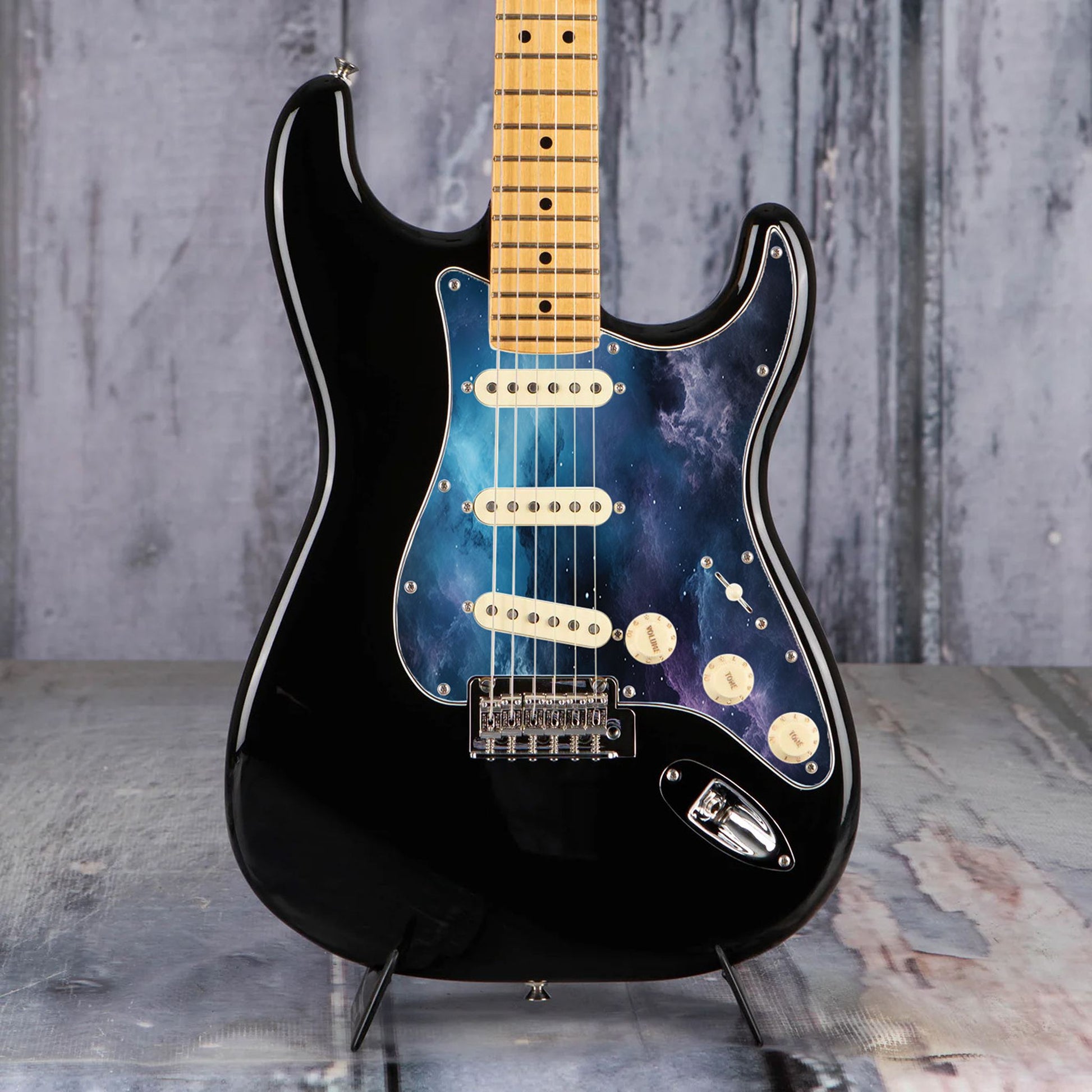 Egyedi Fender Stratocaster gitár koptató kozmikus mintázattal, kékes-lilás árnyalatokkal és csillagokkal díszített galaxis hatással