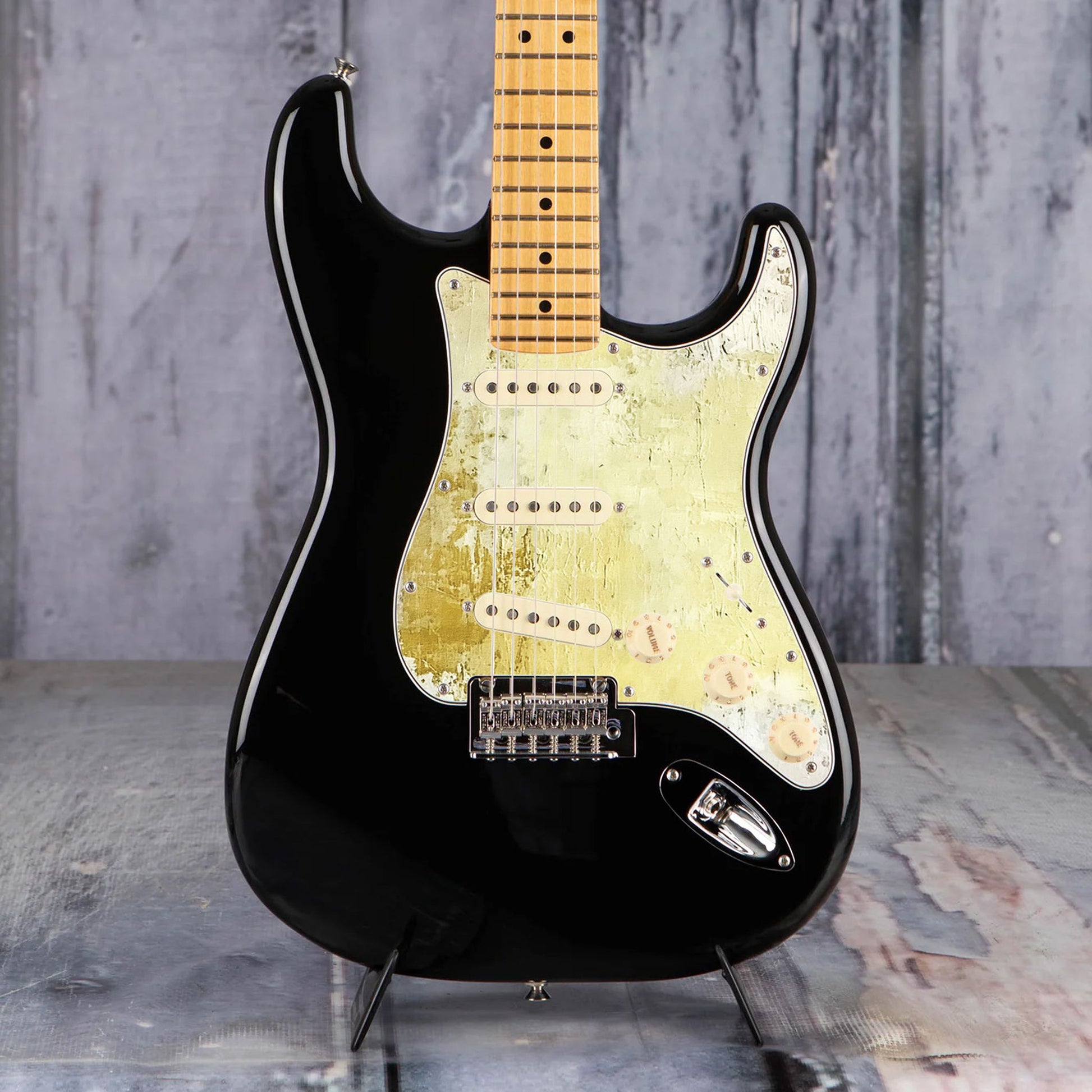 Egyedi Fender Stratocaster gitár koptató sárgás-fehér tónusokkal, vintage hatású mintázattal és karakteres felülettel