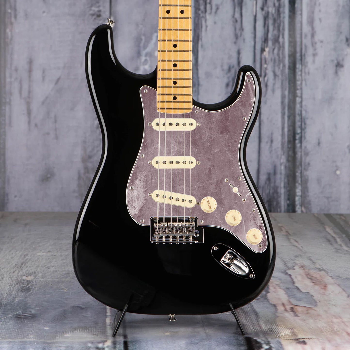 Egyedi Fender Stratocaster gitár koptató halvány mályva árnyalatokkal, matt felülettel és karakteres kopásnyomokkal