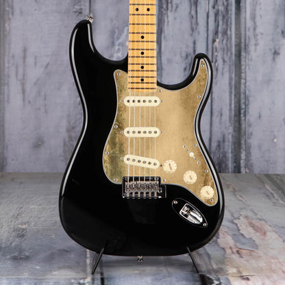 Egyedi Fender Stratocaster gitár koptató kopott arany tónusokkal, zöldes oxidációs mintázattal és matt textúrával