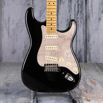 Egyedi Stratocaster gitár koptató krémes, vintage hatású felülettel, amely különleges karaktert ad a hangszernek