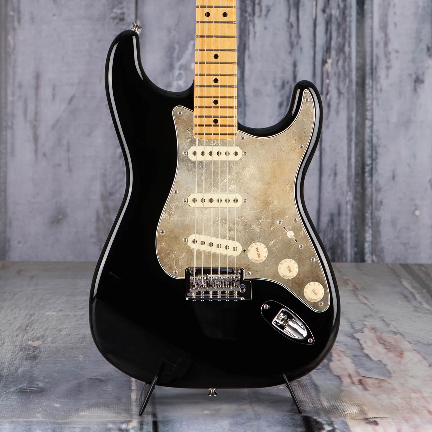 Egyedi Fender Stratocaster gitár koptató kopott, antikolt felülettel, amely egyedi és időtálló karaktert ad a hangszernek