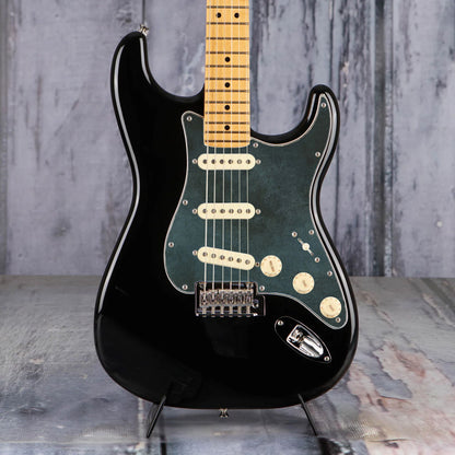 Egyedi Fender Stratocaster gitár koptató, patinás fekete-zöld tónusban, vintage és kopottas megjelenéssel