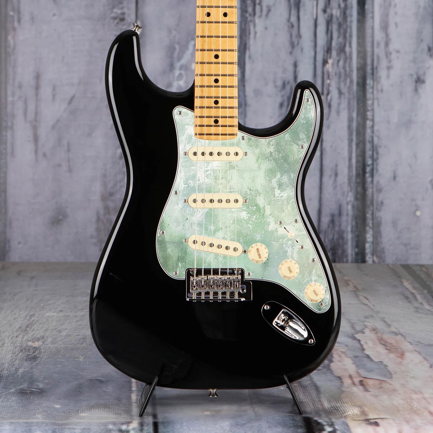 Egyedi Stratocaster gitár koptató zöldes-fehér árnyalatokkal, kopottas, festői dizájnnal díszítve