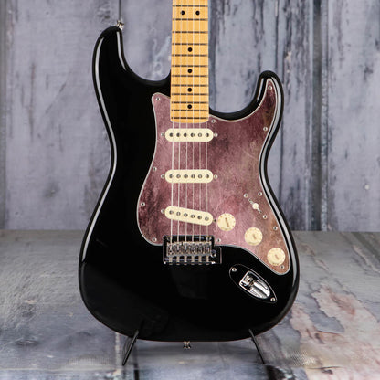 Egyedi Fender Stratocaster gitár koptató mélybordó tónusokkal, oxidált foltokkal és vintage hatású textúrával