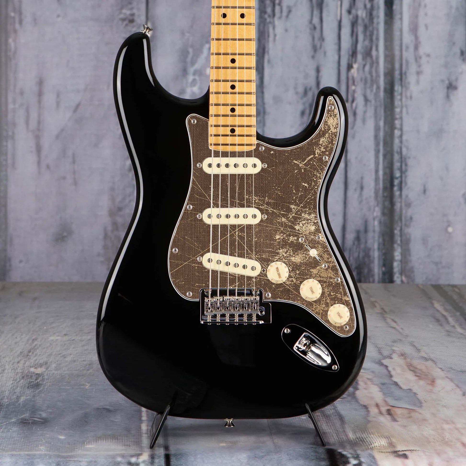 Egyedi Fender Stratocaster gitár koptató barnás tónusokkal, erőteljes karcnyomokkal és rusztikus textúrával