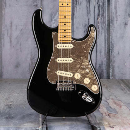 Egyedi Fender Stratocaster gitár koptató barnás tónusokkal, erőteljes karcnyomokkal és rusztikus textúrával