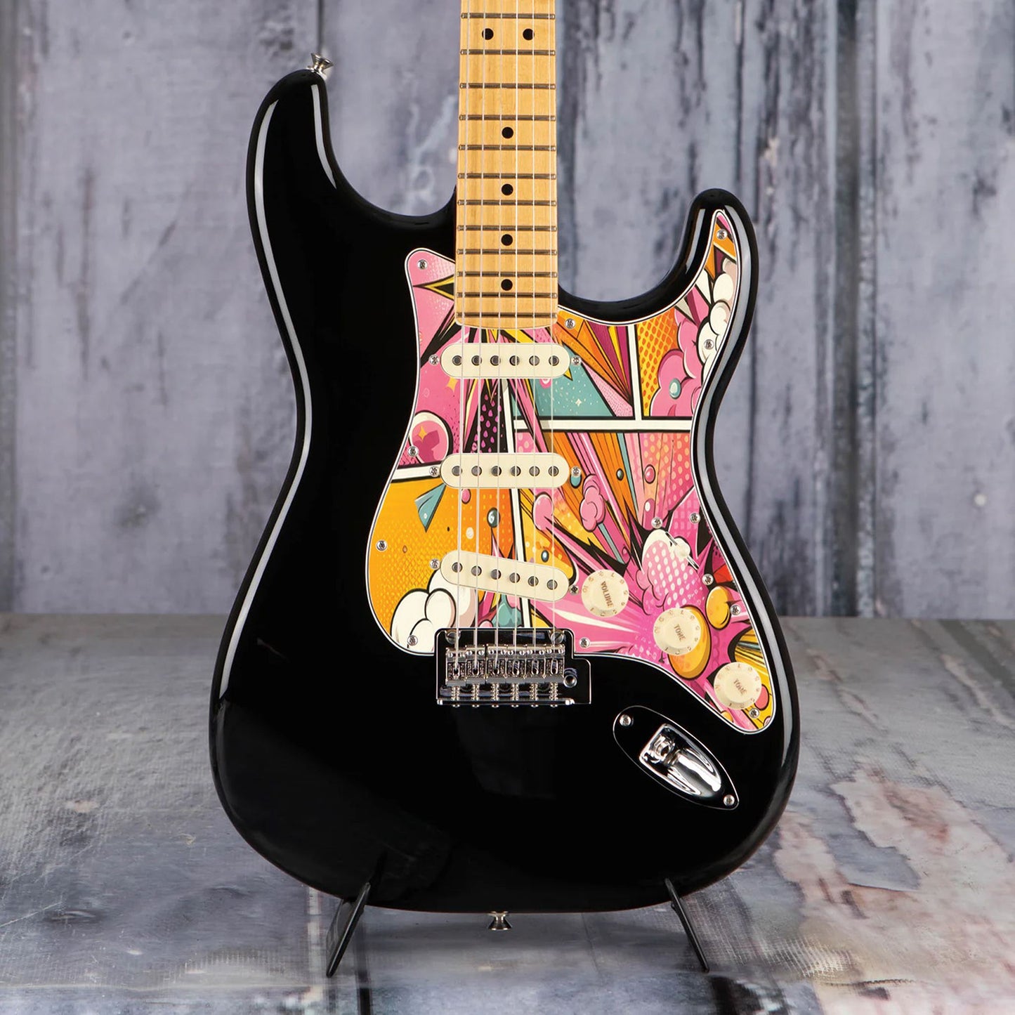 Egyedi Fender Stratocaster gitár koptató színes képregény stílusú grafikával, dinamikus vonalakkal és élénk színekkel