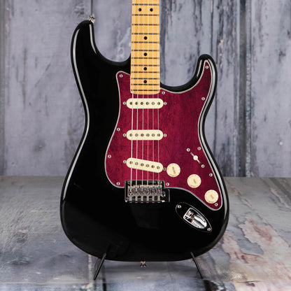 Egyedi Fender Stratocaster gitár koptató élénk bordó árnyalatokkal, karcos felületi mintázattal és karakteres vintage megjelenéssel