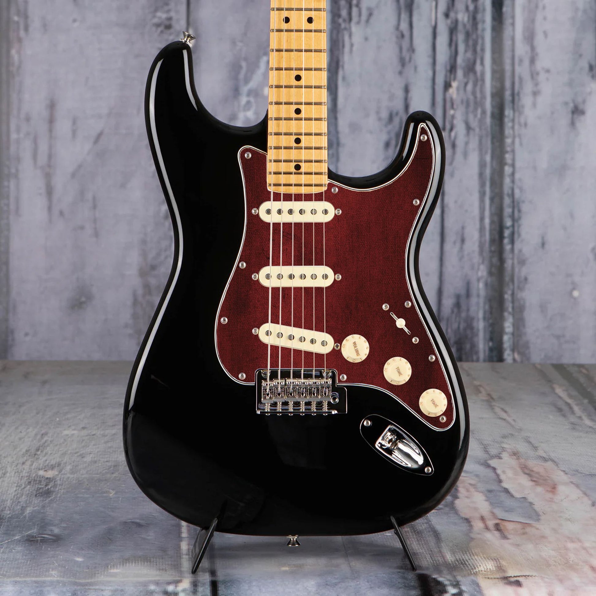 Egyedi Fender Stratocaster gitár koptató mélybordó vászonhatású textúrával, finom árnyalatváltásokkal és letisztult vintage stílussal