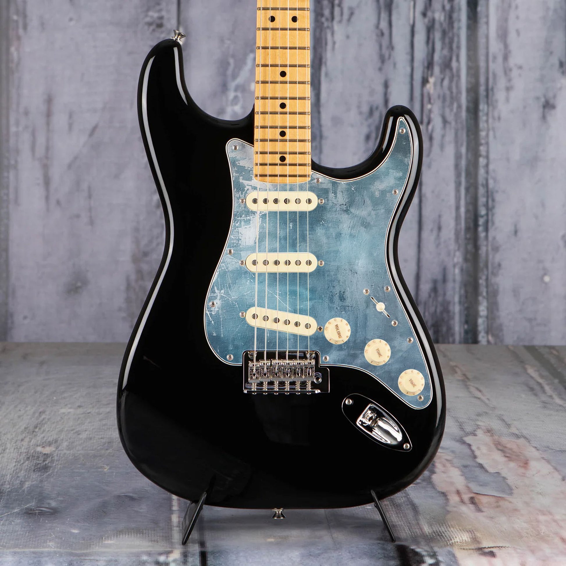 Egyedi Stratocaster gitár koptató kopott, égszínkék árnyalatokkal és karcnyomokkal, amely karakteres és egyedi stílust ad