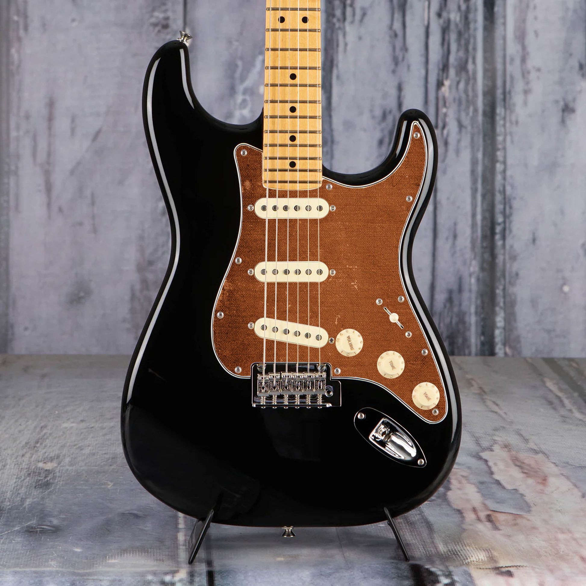 Egyedi Fender Stratocaster gitár koptató meleg barna vászonhatású textúrával, enyhén kopott felülettel és vintage stílusú részletekkel