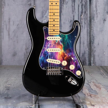 Egyedi Fender Stratocaster gitár koptató élénk galaxis mintázattal, vibráló lila, narancs és kék ködfelhőkkel és ragyogó csillagokkal